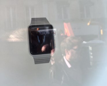 Apple показала Apple Watch в Париже. За стеклом