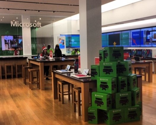 Фото дня: разница в рознице Apple и Microsoft